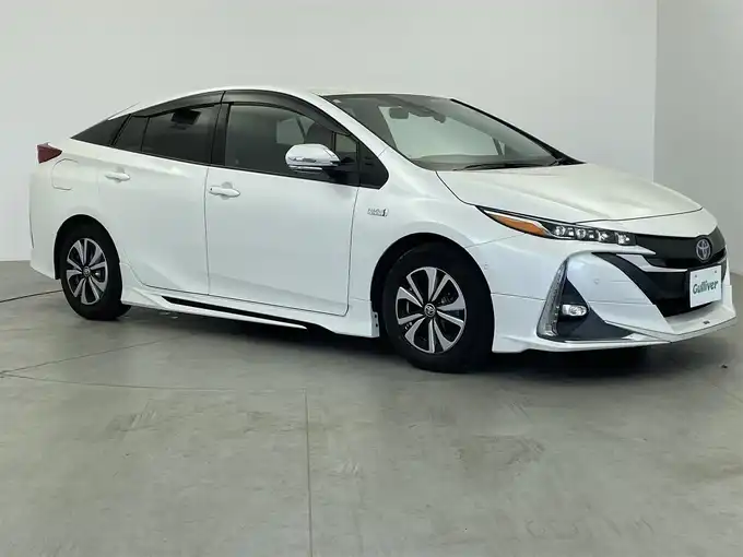 新着情報“プリウスＰＨＶSセーフティプラス”2018年式ホワイトパールクリスタルシャイン入荷しました！