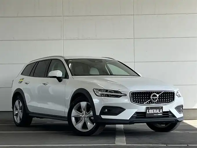 新着情報“Ｖ６０クロスカントリー B5 AWD”2021年式クリスタルホワイトP入荷しました！