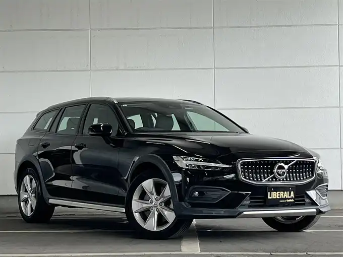 新着情報“Ｖ６０クロスカントリー B5 AWD プロ”2021年式黒入荷しました！