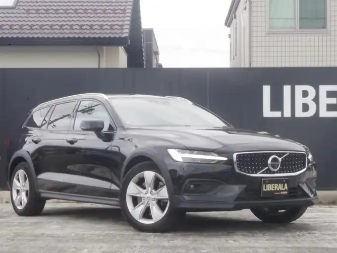 新着情報“Ｖ６０クロスカントリー T5 AWD”2019年式オニキスブラックP入荷しました！