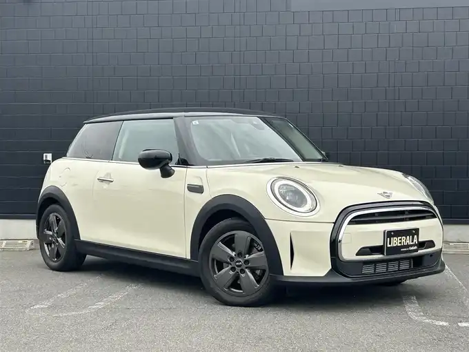 新着情報“ＭＩＮＩクーパー エッセンシャル・トリム”2021年式白入荷しました！