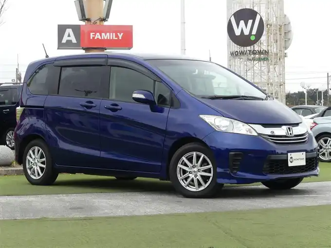 新着情報“フリードG ジャストセレクション”2015年式コバルトブルーパール入荷しました！