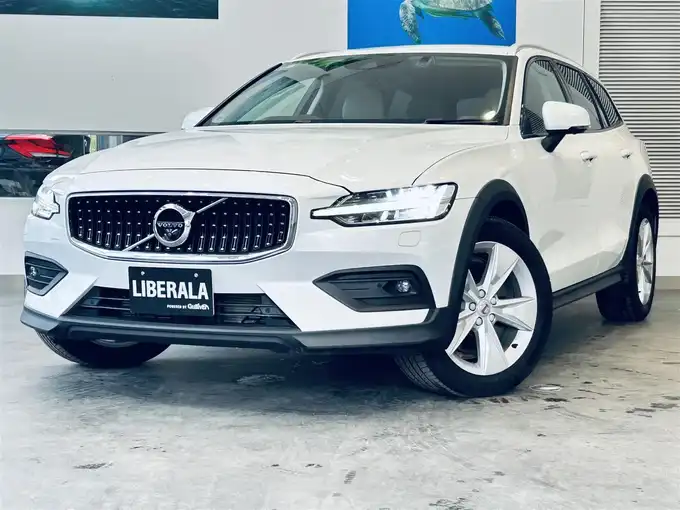 新着情報“Ｖ６０クロスカントリー B5 AWD”2022年式クリスタルホワイトP入荷しました！