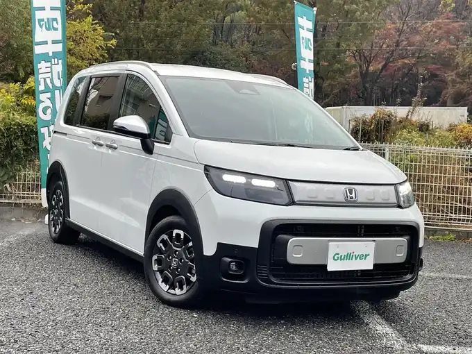 新着情報“フリードe:HEVクロスター”2025年式プラチナホワイトパール入荷しました！