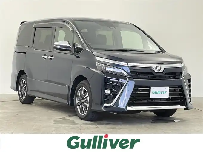フォクシー２点おまとめになりました Toyota Voxy ZS Kirameki II] A minivan with a stylish black