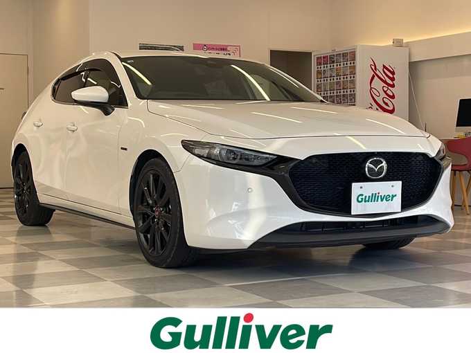 新着情報“ＭＡＺＤＡ３ファストバック15S 100周年特別記念車”2020年式スノーフレイクホワイトパールマイカ入荷しました！