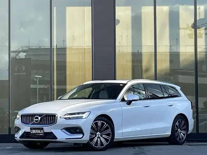 新着情報“Ｖ６０T5 インスクリプション”2018年式クリスタルホワイトP入荷しました！