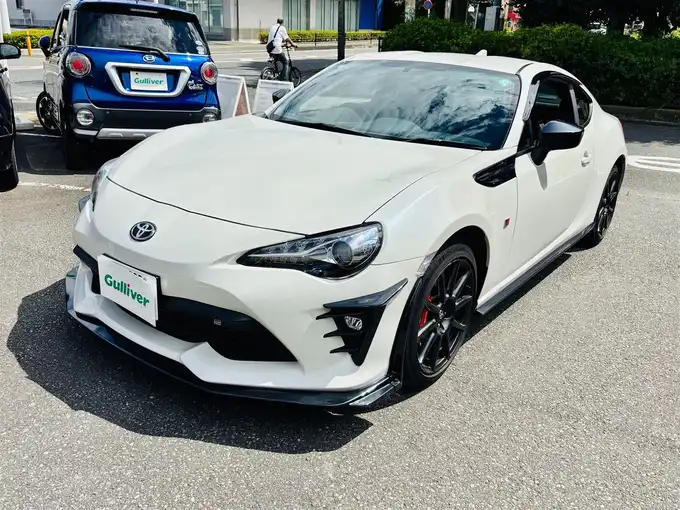 新着情報“８６GRスポーツ”2019年式クリスタルホワイトパール入荷しました！