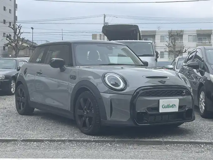 新着情報“ＭＩＮＩクーパーS エッセンシャル・トリム”2022年式ムーンウォークグレーメタリック入荷しました！