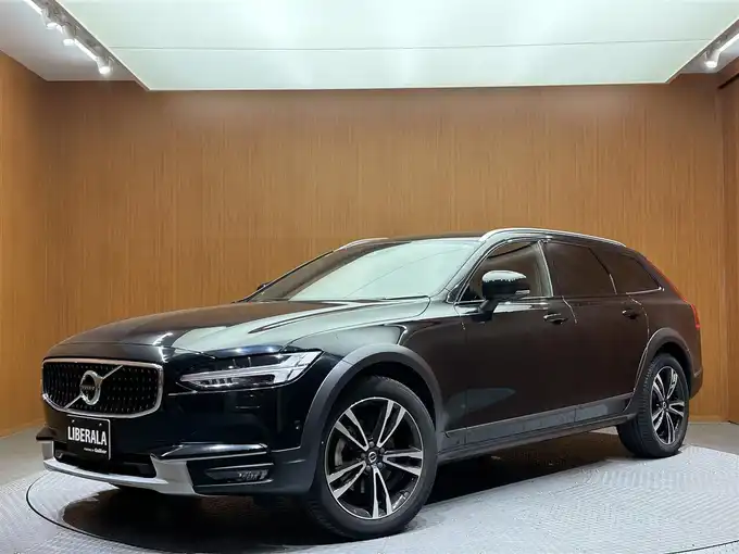 新着情報“Ｖ９０クロスカントリー D4 AWD サマム”2018年式オニキスブラックP入荷しました！