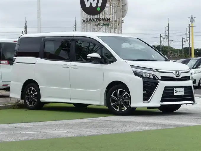 新着情報“ヴォクシーZS”2018年式ホワイトパールクリスタルシャイン入荷しました！