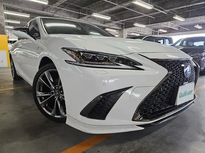 新着情報“ＥＳES300h Fスポーツ”2019年式ホワイトノーヴァガラスフレーク入荷しました！