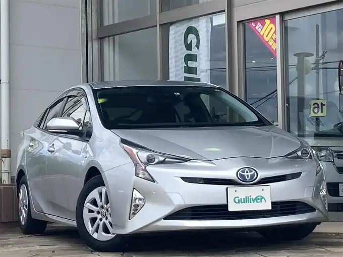 新着情報“プリウスSセーフティプラス”2016年式シルバーM入荷しました！