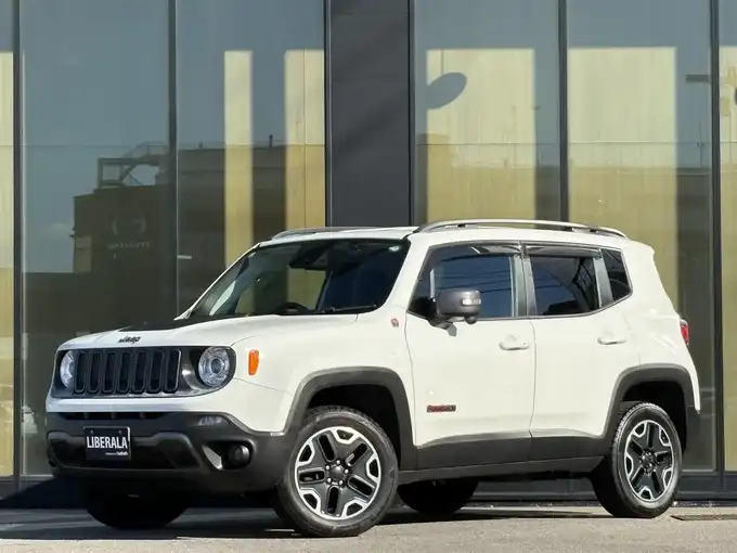 新着情報“ジープ・レネゲードトレイルホーク・ビーツ・エディション”2018年式白入荷しました！