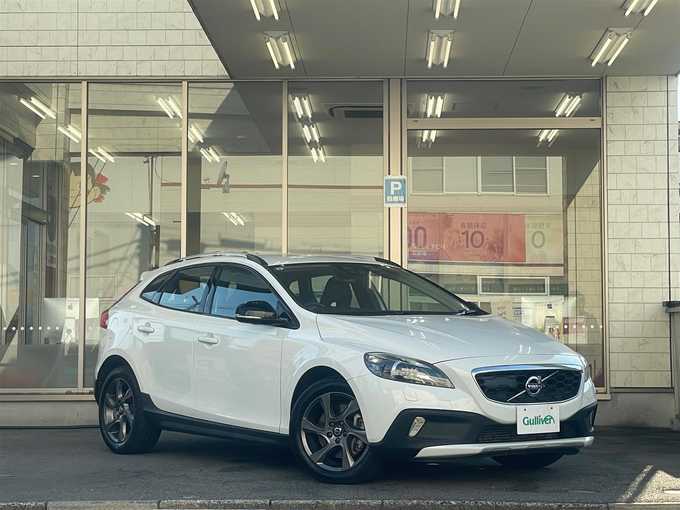 新着情報“Ｖ４０クロスカントリー D4”2015年式白入荷しました！