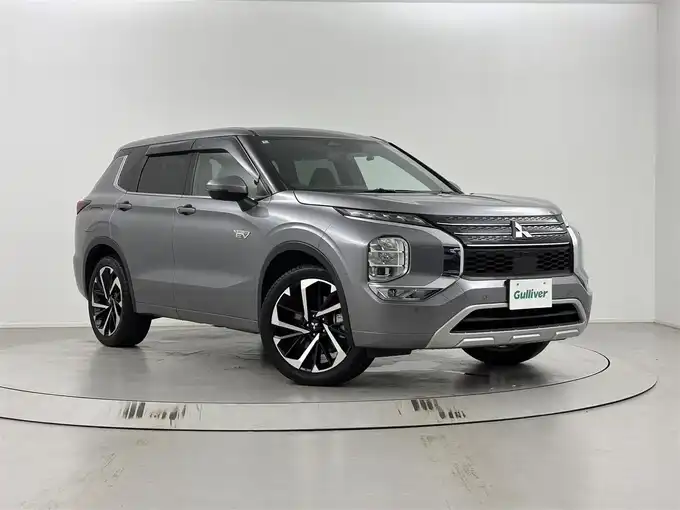新着情報“アウトランダーＰＨＥＶP”2022年式チタニウムグレーメタリック入荷しました！