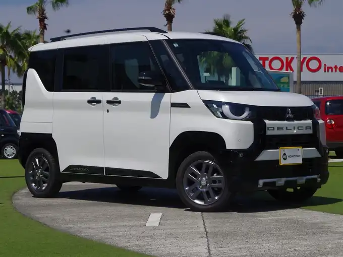 新着情報“デリカミニT プレミアム”2025年式アメジストブラック/シルキーホワイト入荷しました！