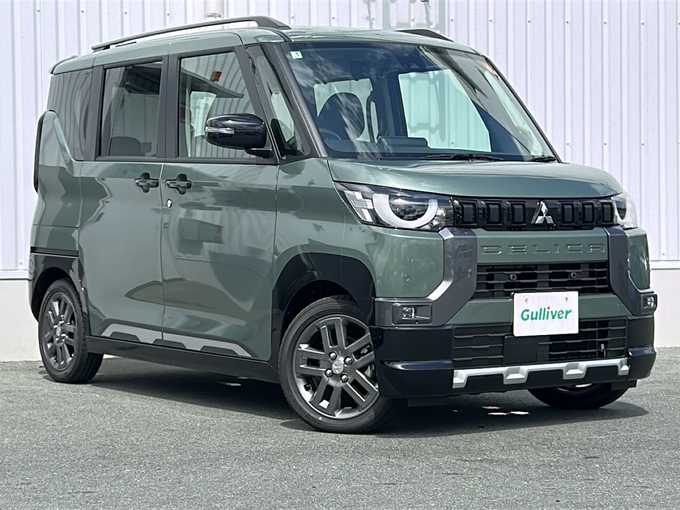 新着情報“デリカミニT プレミアム”2025年式緑入荷しました！