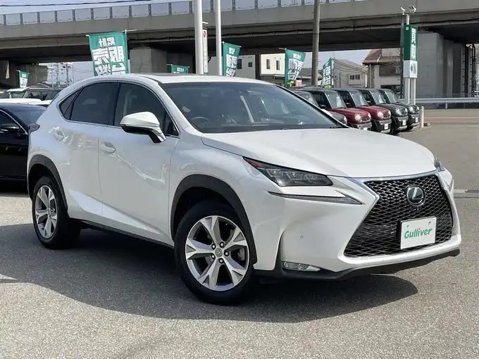新着情報“ＮＸNX200t バージョンL”2015年式ソニッククォーツ入荷しました！