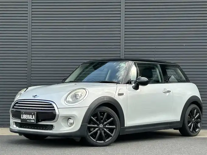新着情報“ＭＩＮＩクーパー”2017年式ホワイト・シルバー入荷しました！