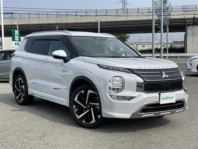 新着情報“アウトランダーＰＨＥＶG”2022年式ホワイトダイヤモンド入荷しました！