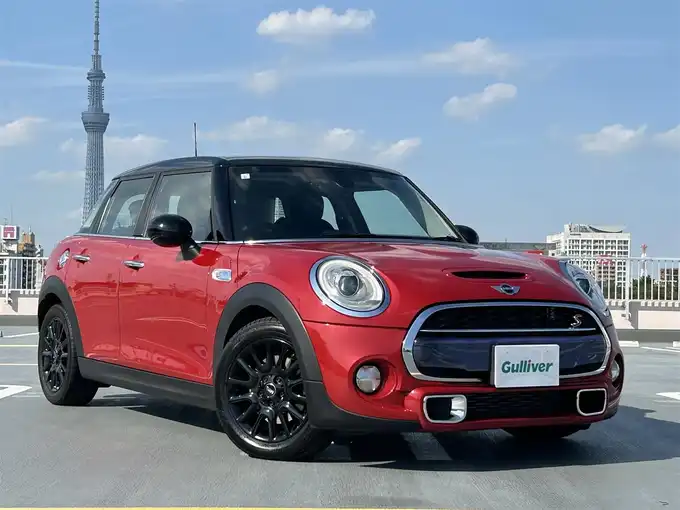 新着情報“ＭＩＮＩジャーミン クーパーS”2015年式赤Ⅱ入荷しました！