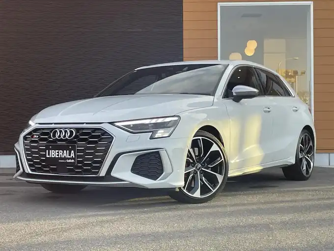 新着情報“Ｓ３スポーツバック”2022年式グレイシアホワイトメタリック入荷しました！