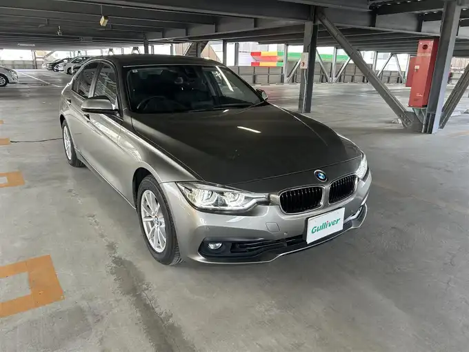 新着情報“３シリーズ318i”2018年式プラチナシルバー入荷しました！