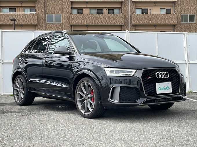 新着情報“ＲＳ Ｑ３ パフォーマンスベースグレード”2017年式黒入荷しました！