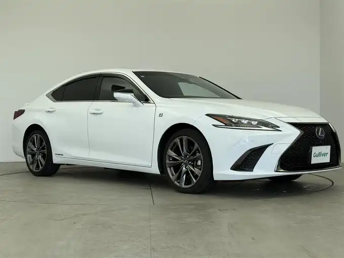 新着情報“ＥＳES300h Fスポーツ”2020年式ホワイトノーヴァガラスフレーク入荷しました！