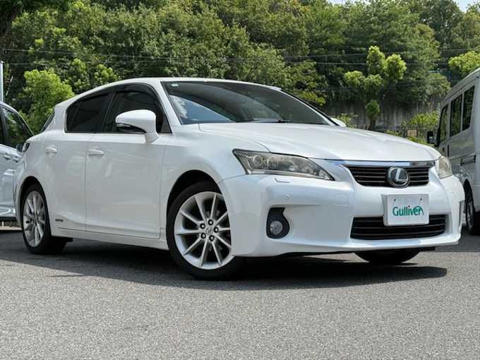 新着情報“ＣＴCT200h バージョンL”2011年式ホワイトパールクリスタルシャイン入荷しました！