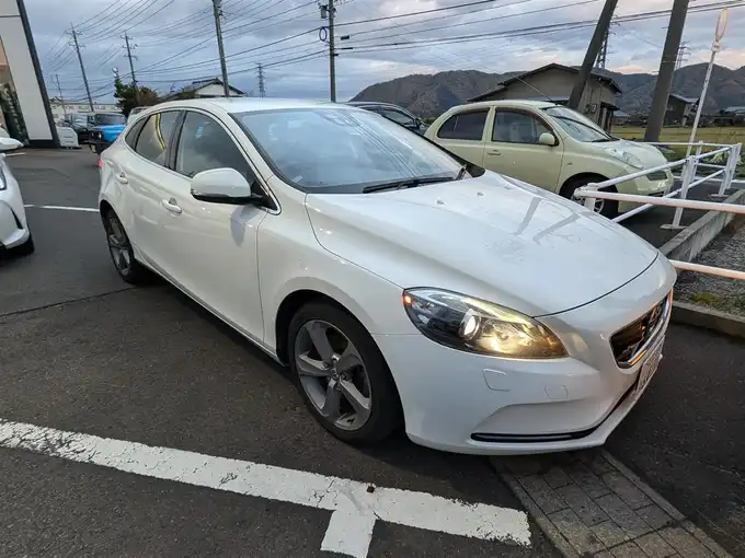 新着情報“Ｖ４０T4 SE”2013年式アイスホワイト入荷しました！