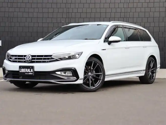 新着情報“パサートヴァリアントTDI Rライン”2022年式パール入荷しました！