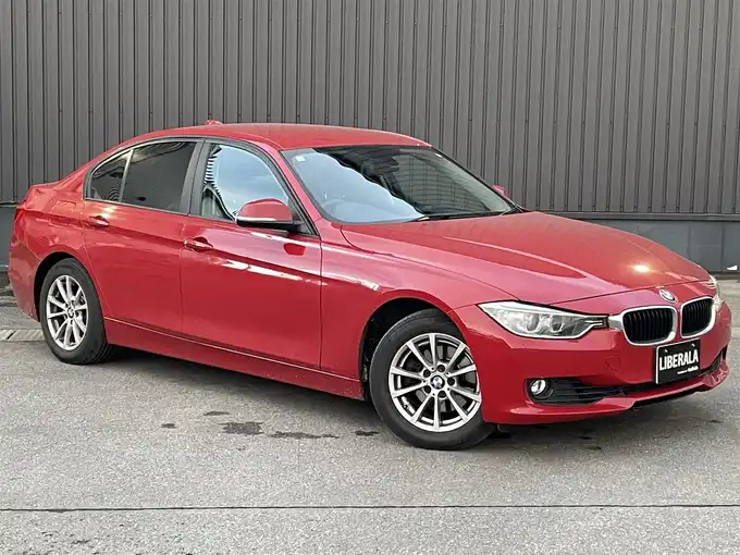 新着情報“３シリーズ320i xDrive”2013年式メルボルンレッド入荷しました！