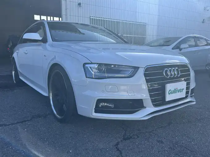 新着情報“Ａ４アバント2．0TFSI”2015年式グレイシアホワイトメタリック入荷しました！