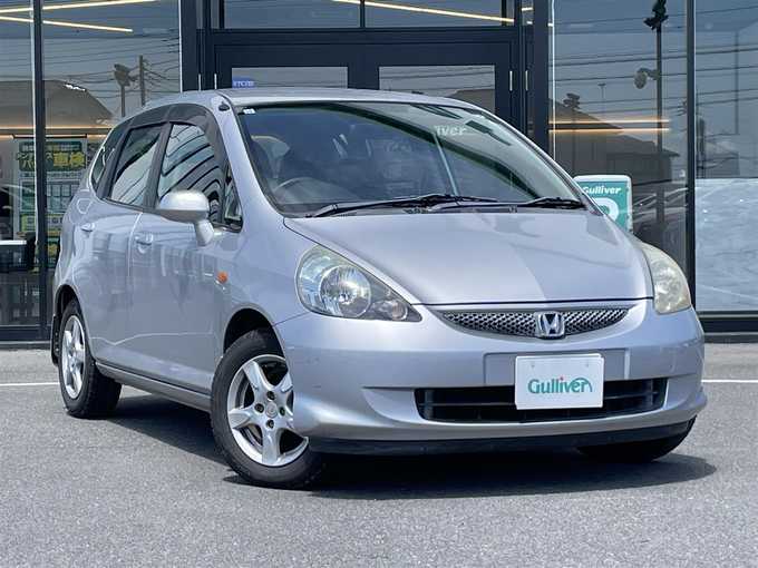 新着情報“フィット1．3A”2005年式サテンシルバーメタリック入荷しました！