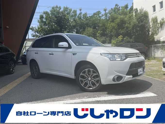 新着情報“アウトランダーＰＨＥＶスポーツスタイルエディション”2015年式シルキーホワイト入荷しました！