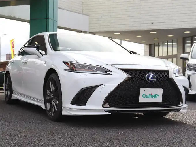 新着情報“ＥＳES300h Fスポーツ”2019年式ホワイトノーヴァガラスフレーク入荷しました！