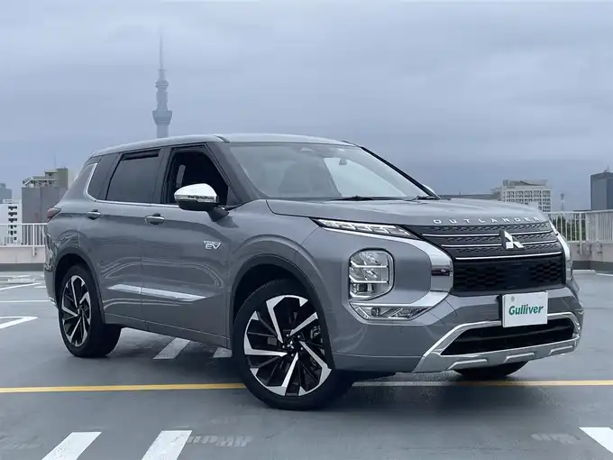 新着情報“アウトランダーＰＨＥＶP”2022年式チタニウムグレーメタリック入荷しました！
