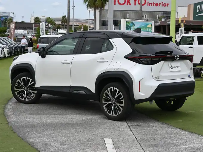 新着情報“ヤリスクロスZ”2022年式ブラックマイカ/プラチナホワイト