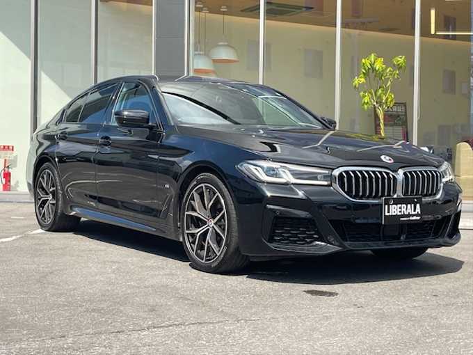 新着情報“５シリーズ523d xDrive Mスポーツ”2022年式サファイアブラックP入荷しました！