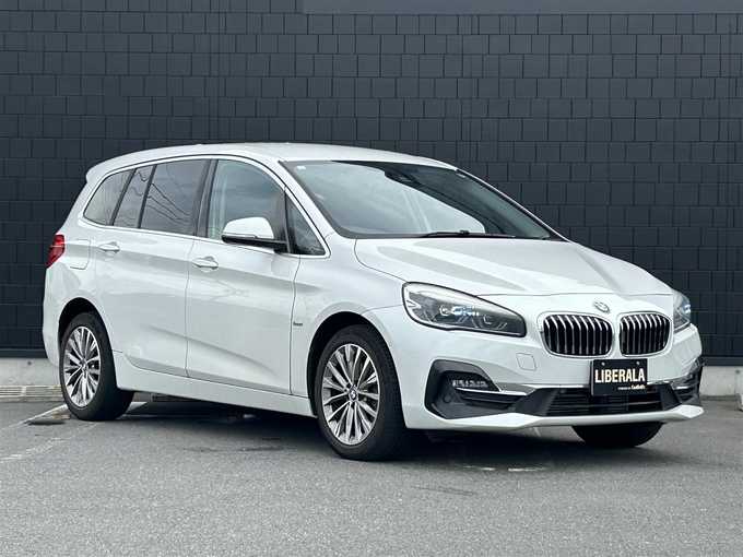 新着情報“２シリーズ218dグランツアラー ラグジュアリー”2018年式ミネラルホワイト入荷しました！