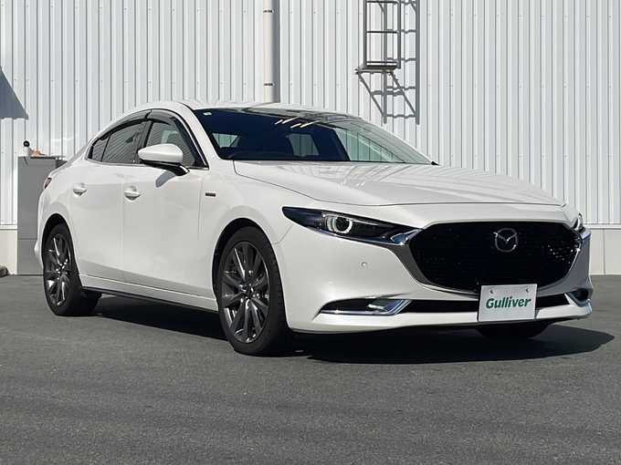 新着情報“ＭＡＺＤＡ３セダン20S 100周年特別記念車”2020年式スノーフレイクホワイトパールマイカ入荷しました！