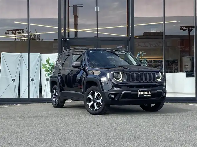 新着情報“ジープ・レネゲードトレイルホーク”2019年式黒入荷しました！