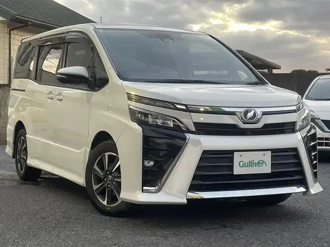 新着情報“ヴォクシーZS”2017年式ホワイトパールクリスタルシャイン入荷しました！