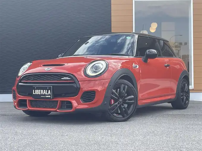 新着情報“ＭＩＮＩジョンクーパーワークス”2019年式ソラリスオレンジ入荷しました！