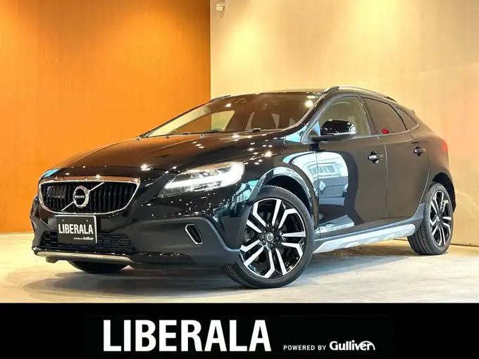 新着情報“Ｖ４０クロスカントリー T5 AWD モメンタム”2016年式オニキスブラックP入荷しました！