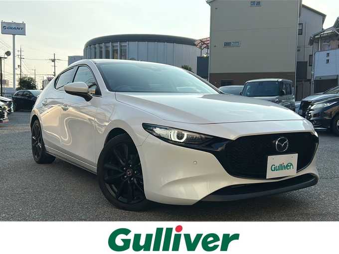 新着情報“ＭＡＺＤＡ３ファストバック20S 100周年特別記念車”2020年式スノーフレイクホワイトパールマイカ入荷しました！