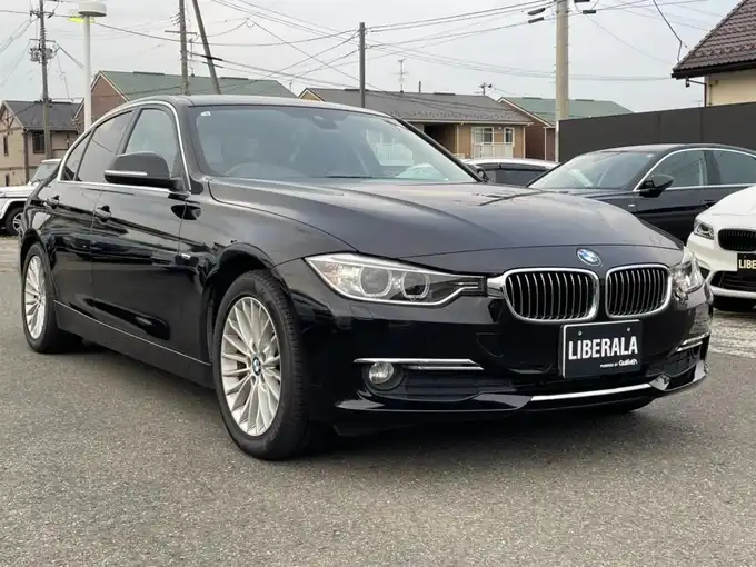 新着情報“３シリーズ320d ラグジュアリー”2014年式サファイアブラックP入荷しました！