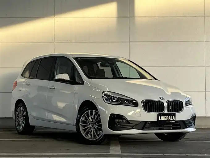 新着情報“２シリーズ218dグランツアラー スポーツ”2018年式アルピンホワイトⅢ入荷しました！